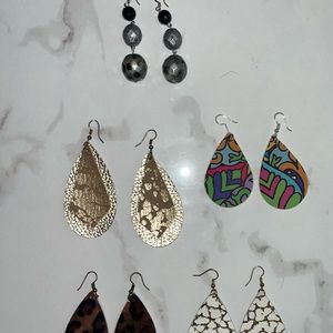 BUNDLE OF EARRINGS